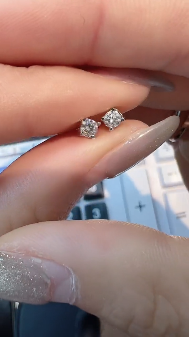 【闪购商品】钻石耳饰18K金镶嵌耳钉