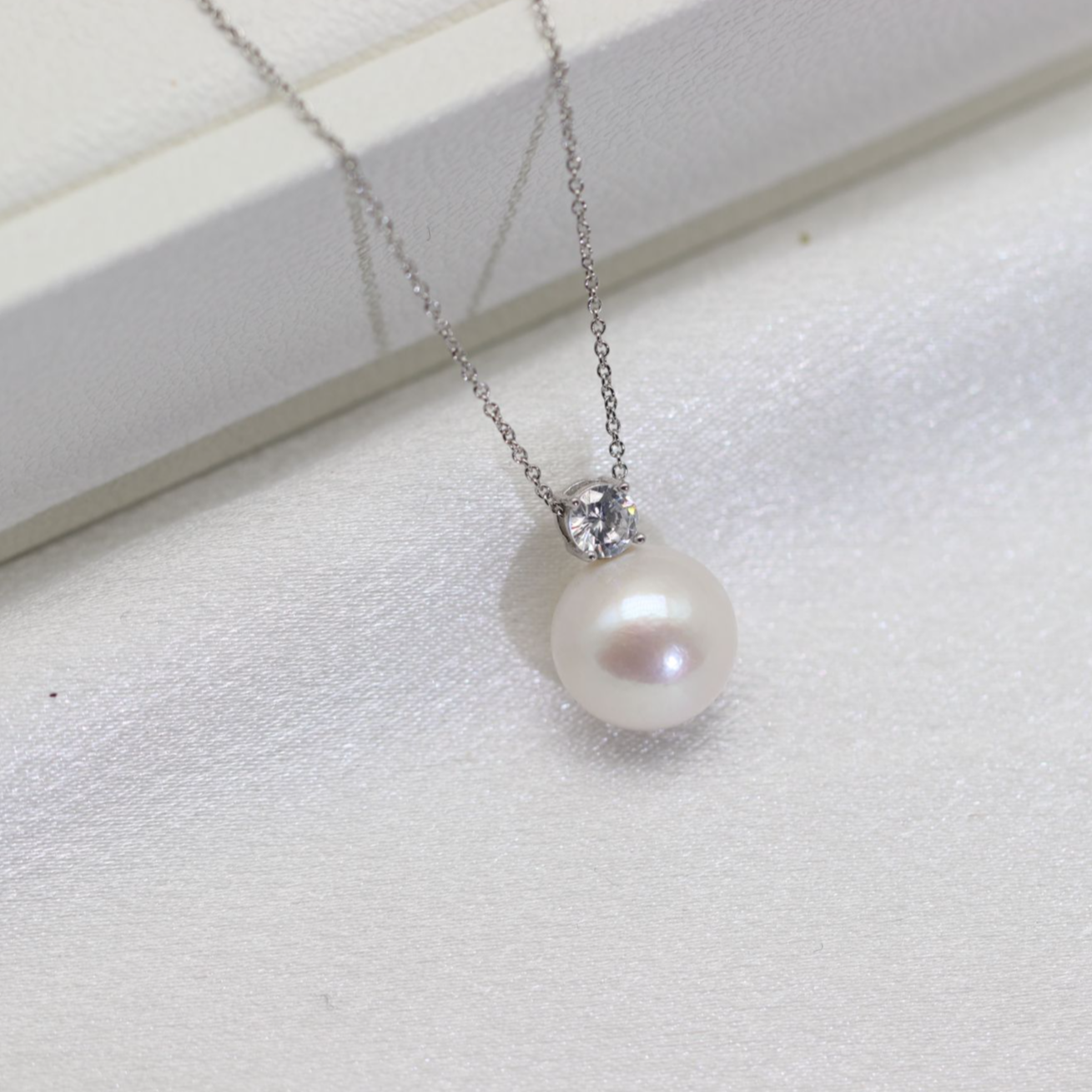 51  黛王妃白色珍珠吊坠