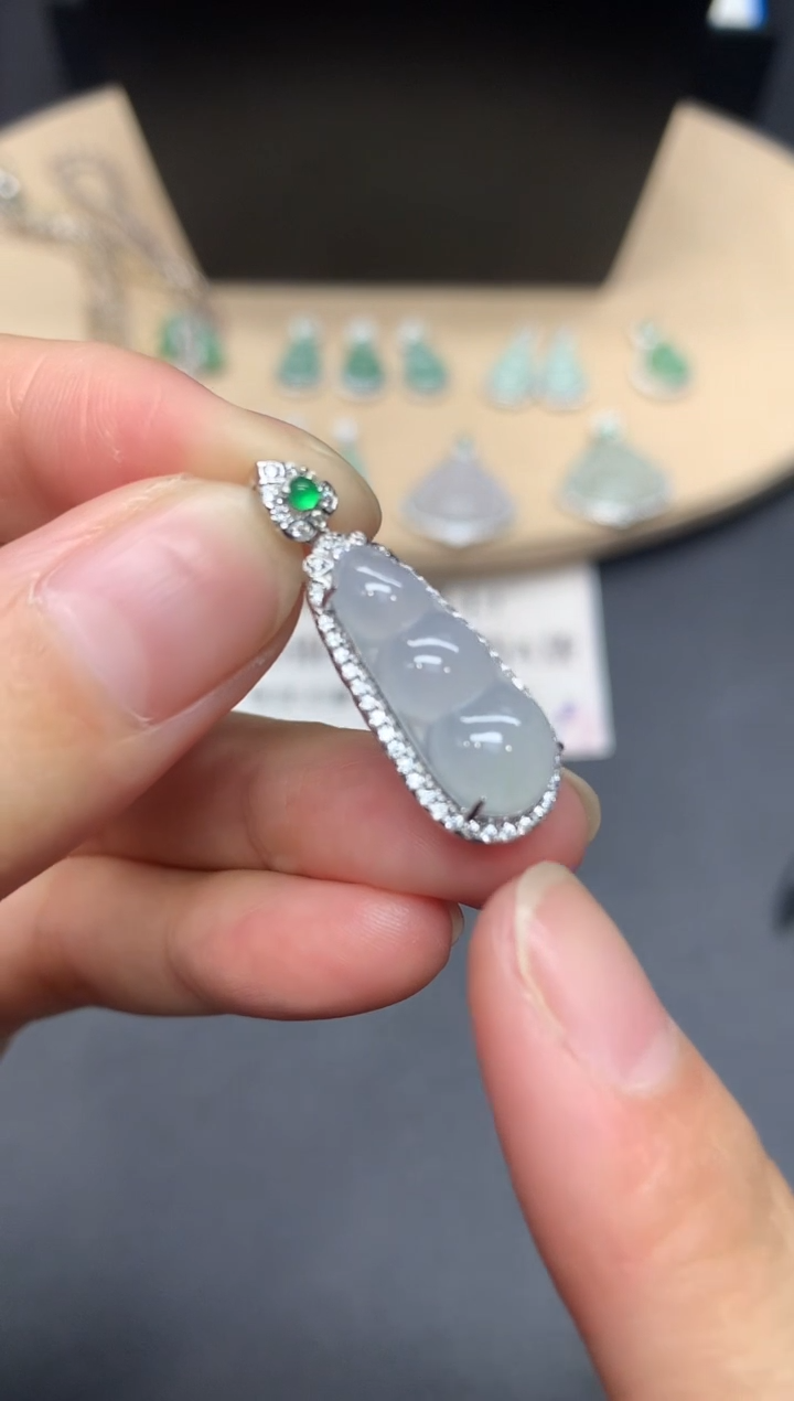 【闪购商品】翡翠吊坠(不含链)银S925镶嵌福豆【多样性发其一】