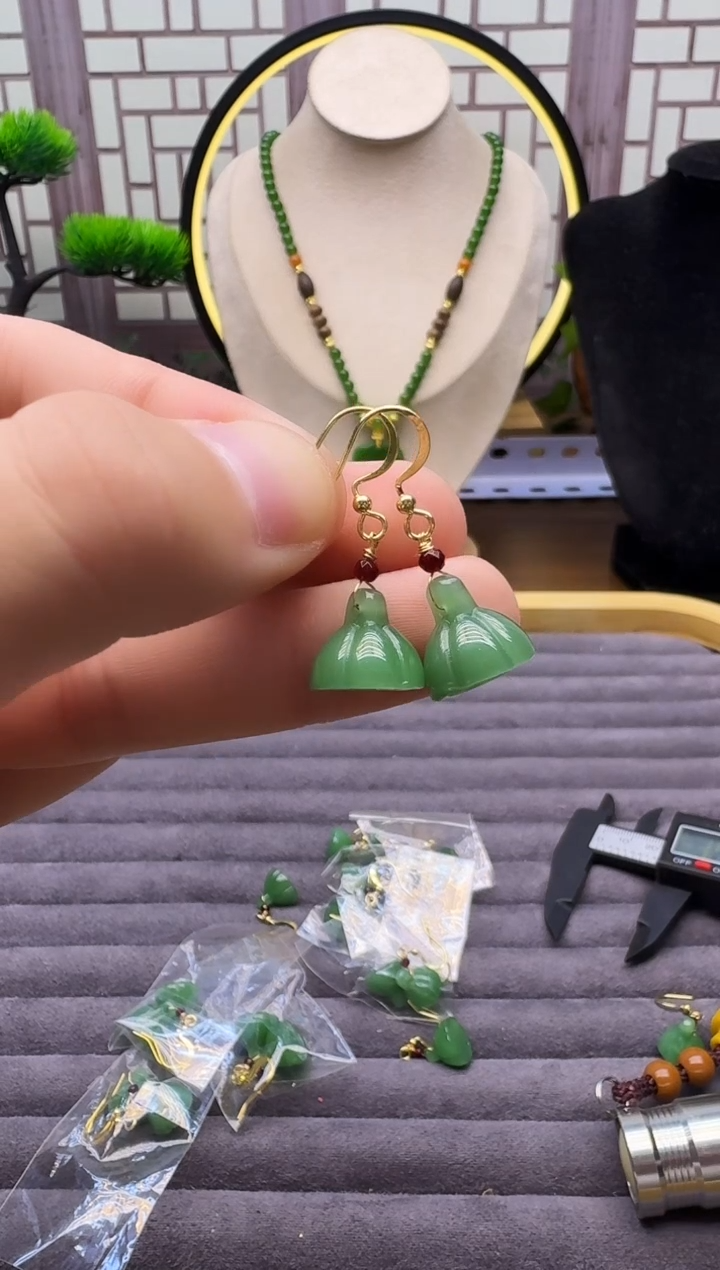 14K金镶嵌和田玉耳饰E59      