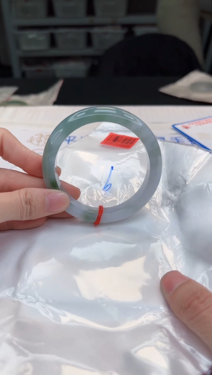 【闪购商品】翡翠手镯未镶嵌，手镯均需要有包容心