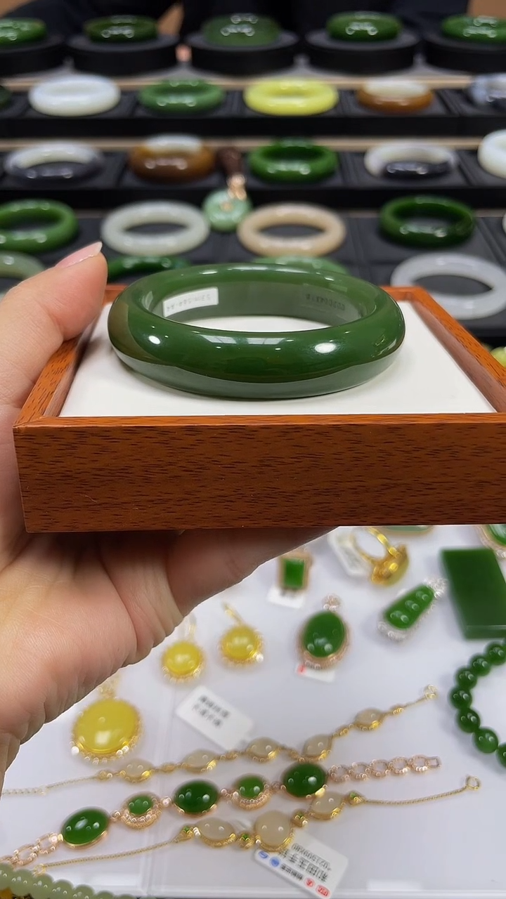 【闪购商品】和田玉手镯未镶嵌55