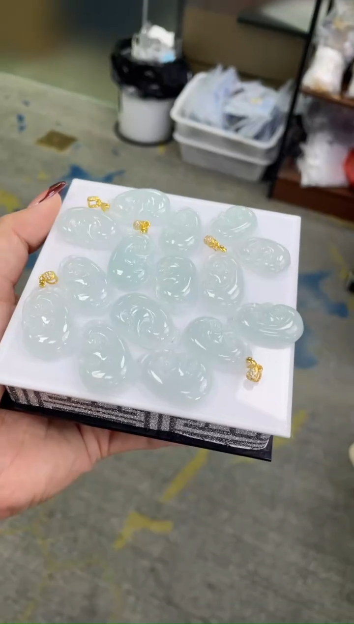 吊坠(赠链)银S925镶嵌翡翠小如意    多样性发货发一件