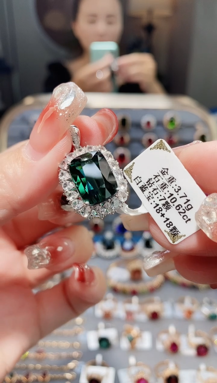 颈饰18K金镶嵌碧玺10.62