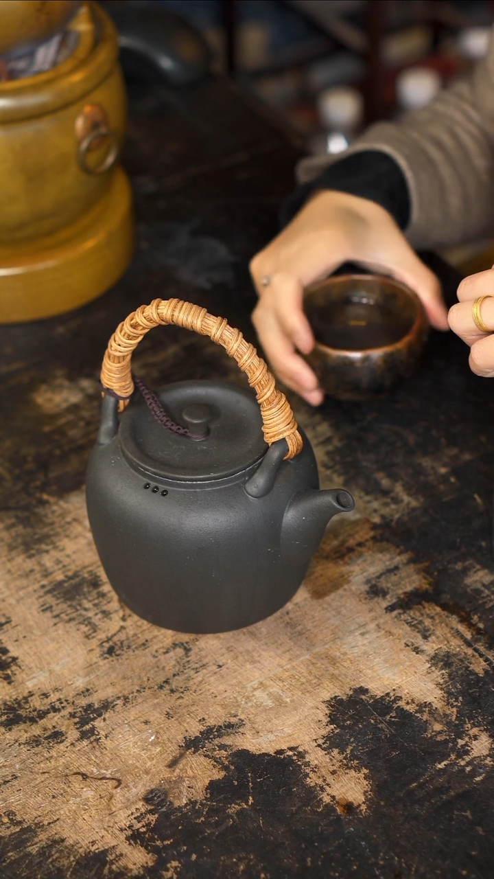 【闪购商品】600容量的火山石提梁壶