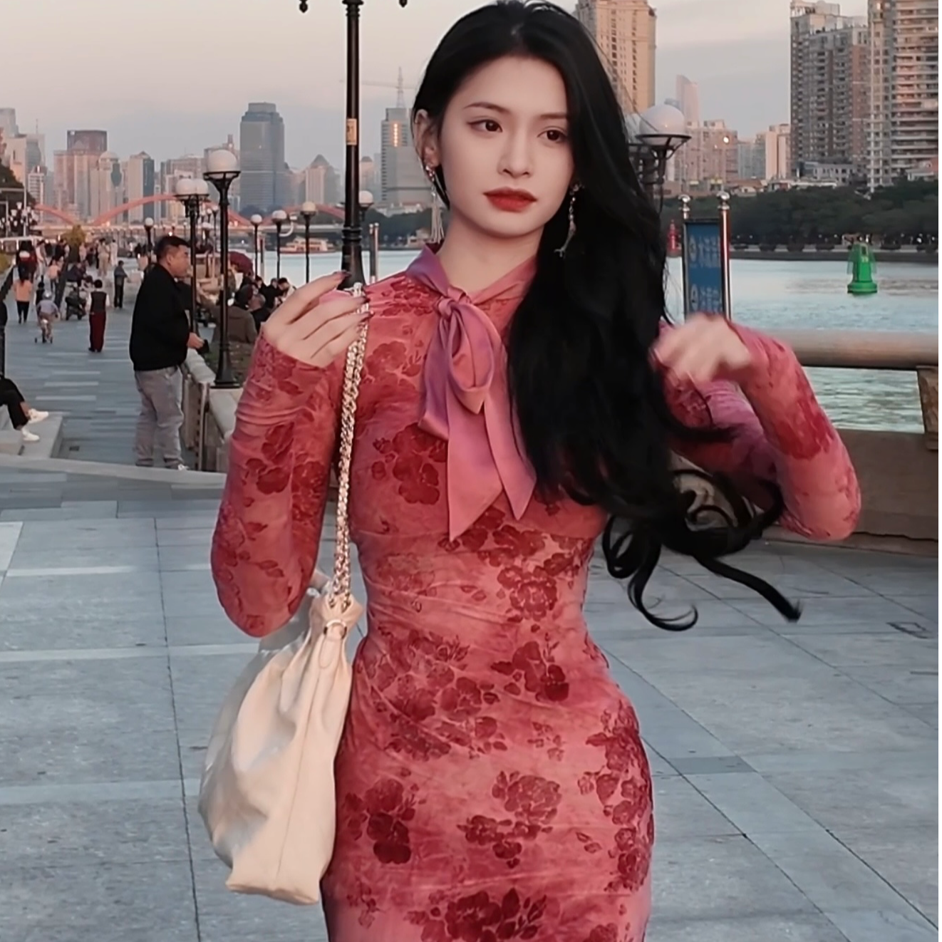 【藏白】（带胸垫）法式复古玫瑰印花丝绒秋冬包臀连衣裙-SXRJL408061