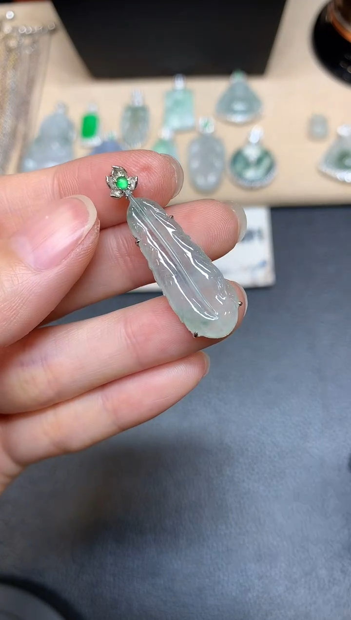 【闪购商品】翡翠颈饰18K金镶嵌羽毛【无服务费