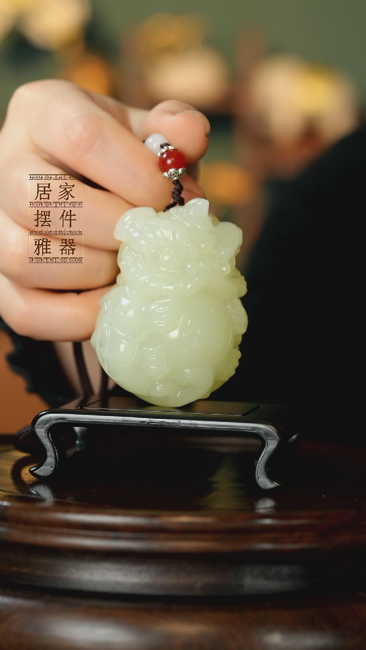 玉《醒狮抱球》摆件