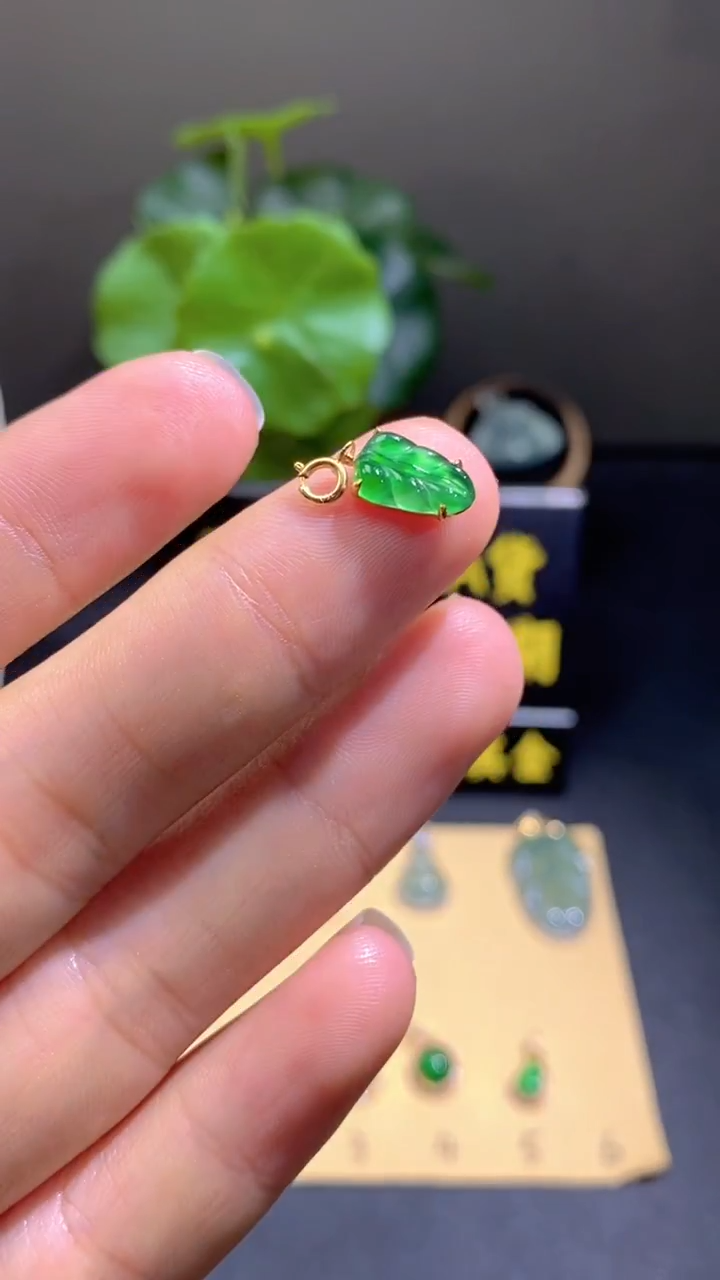 颈饰18K金镶嵌翡翠翡翠A货
