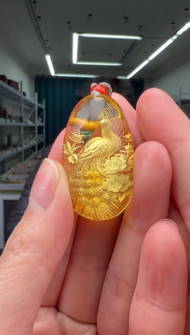 琥珀颈饰未镶嵌孔雀