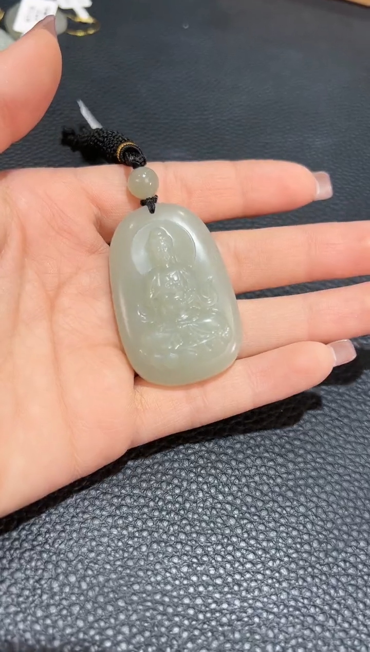 【闪购商品】和田玉吊坠(赠链)未镶嵌且末料青白玉观音
