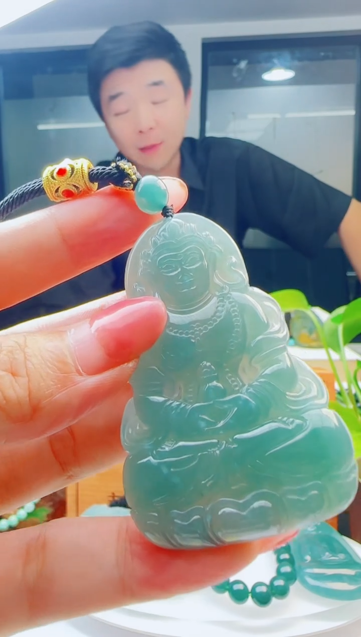 翡翠未镶嵌颈饰多样性发货其中一件