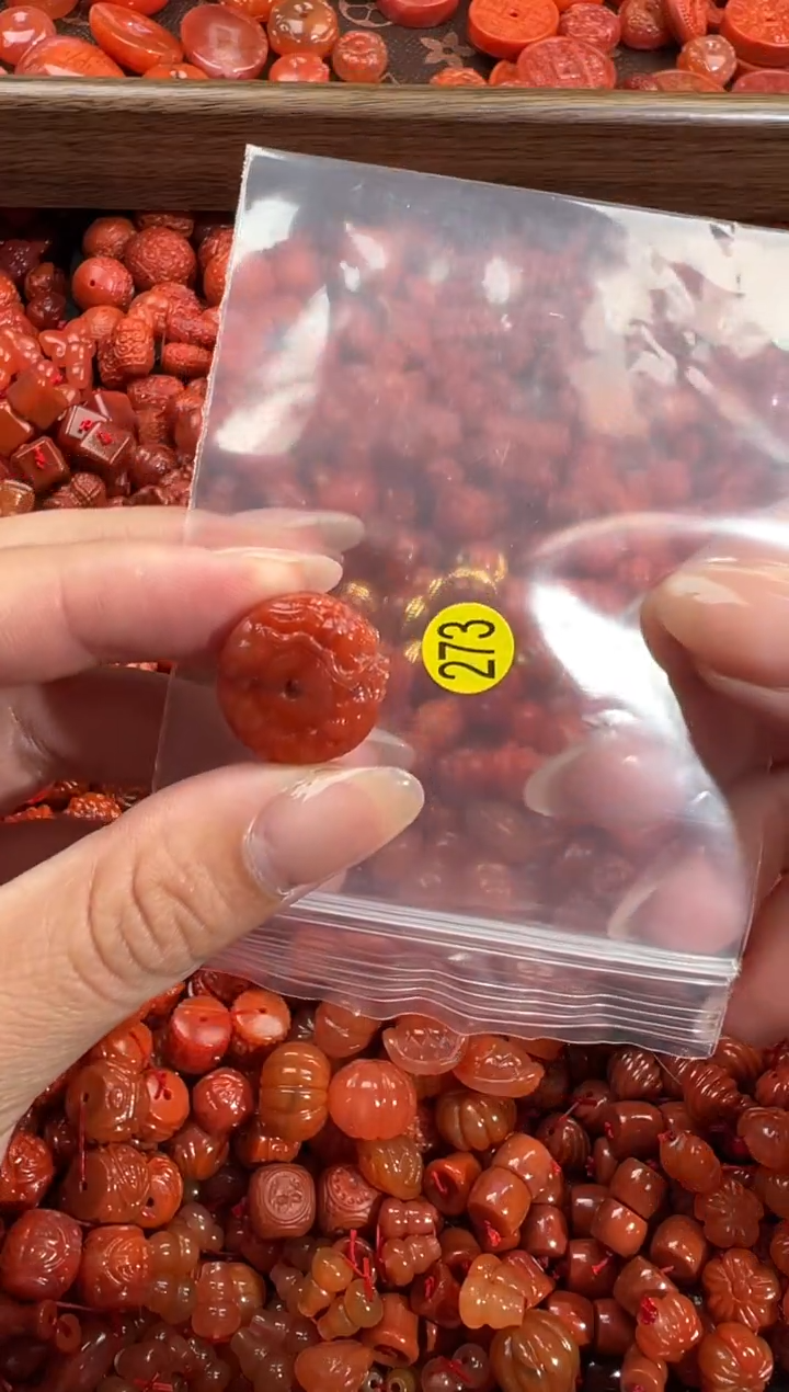 南红玛瑙未镶嵌颈饰1