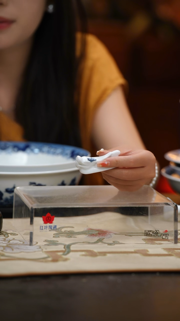 2个微瑕古典园林龙型筷架（船）
