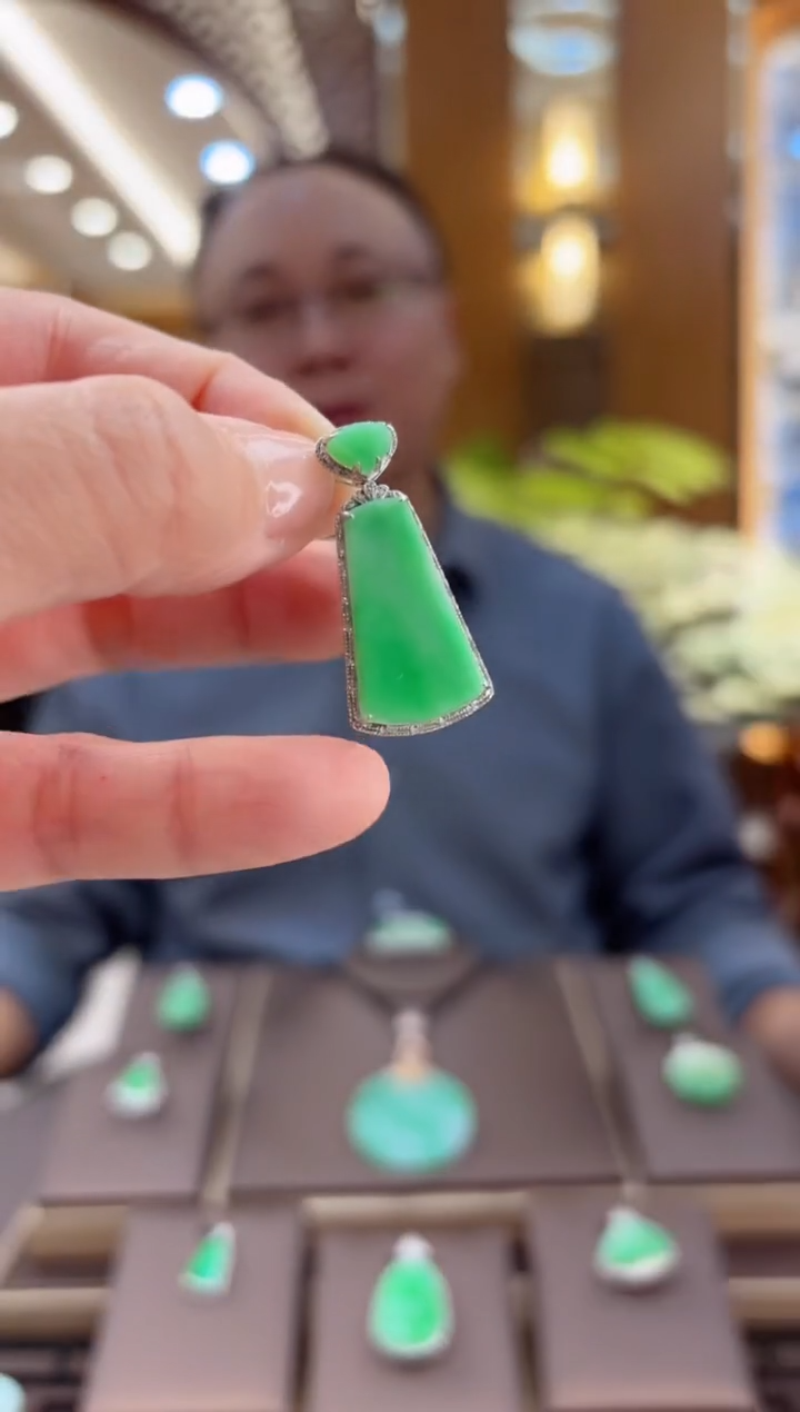 【闪购商品】翡翠吊坠(赠链)18K金镶嵌无事牌吊坠