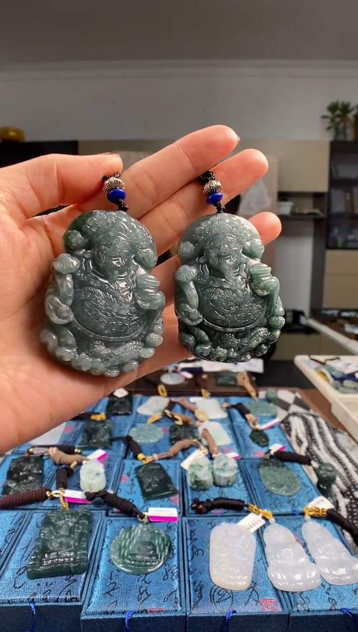 颈饰未镶嵌翡翠  多样性发其一