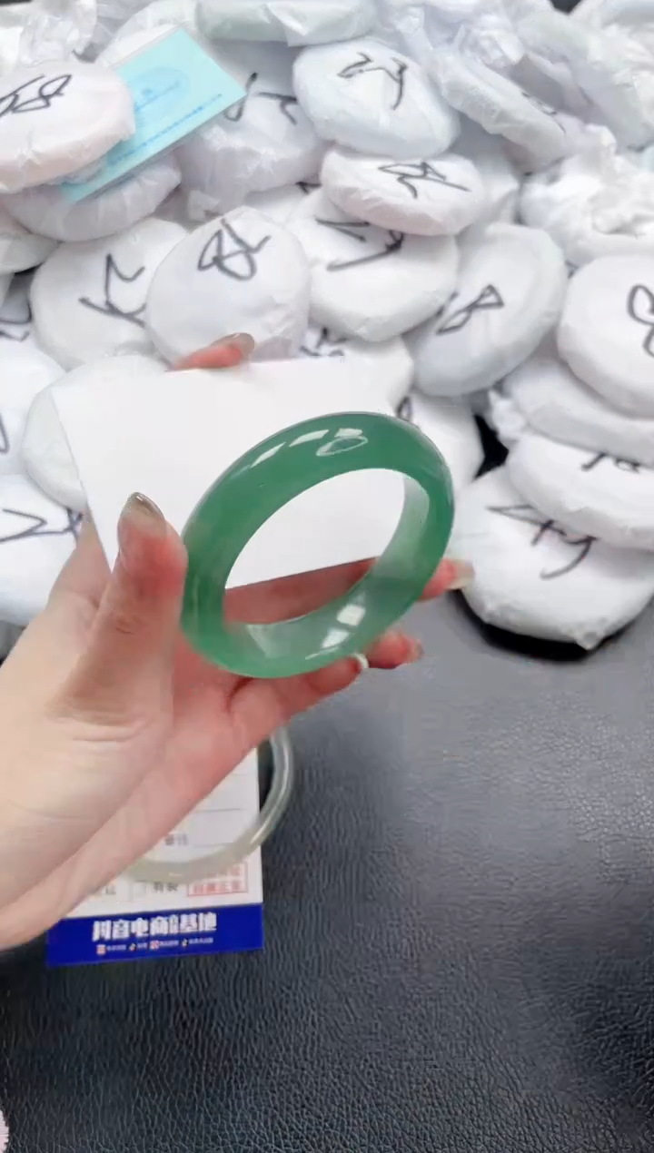 【闪购商品】石英质玉手镯未镶嵌25J223-53