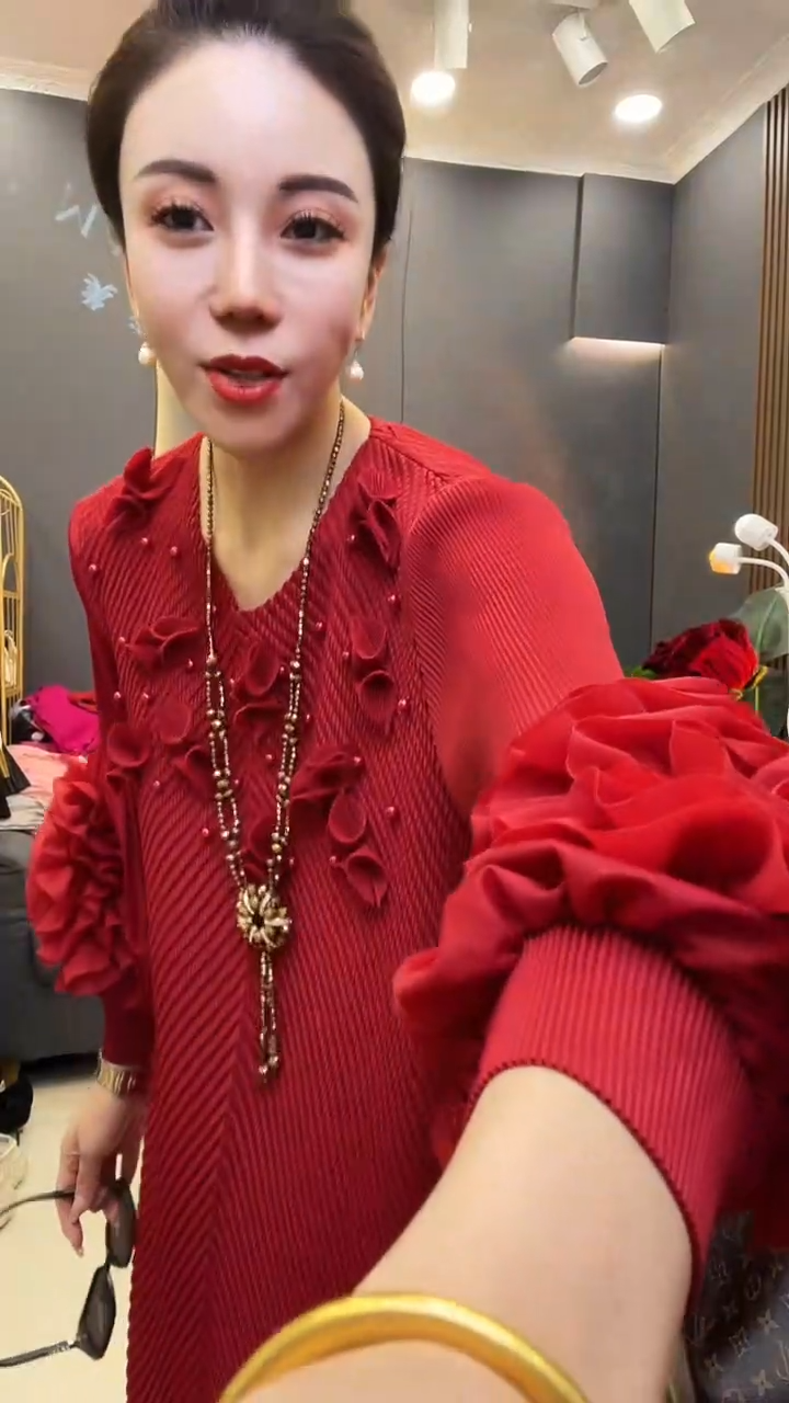 聚酯纤维（涤纶）红色  钉珠裙