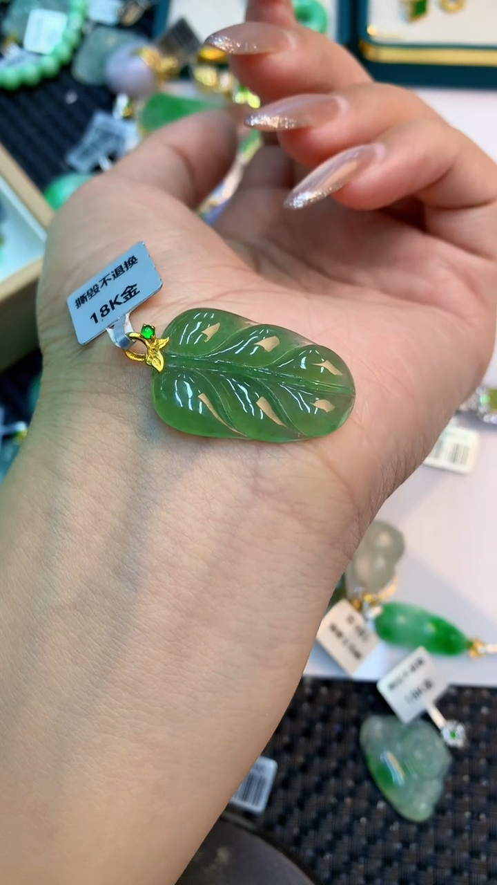 颈饰18K金镶嵌翡翠1