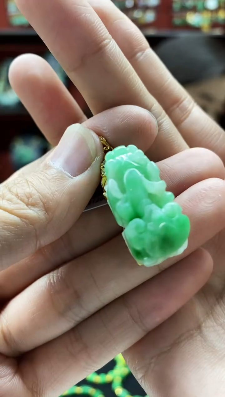 颈饰未镶嵌翡翠净****?翡翠吊坠