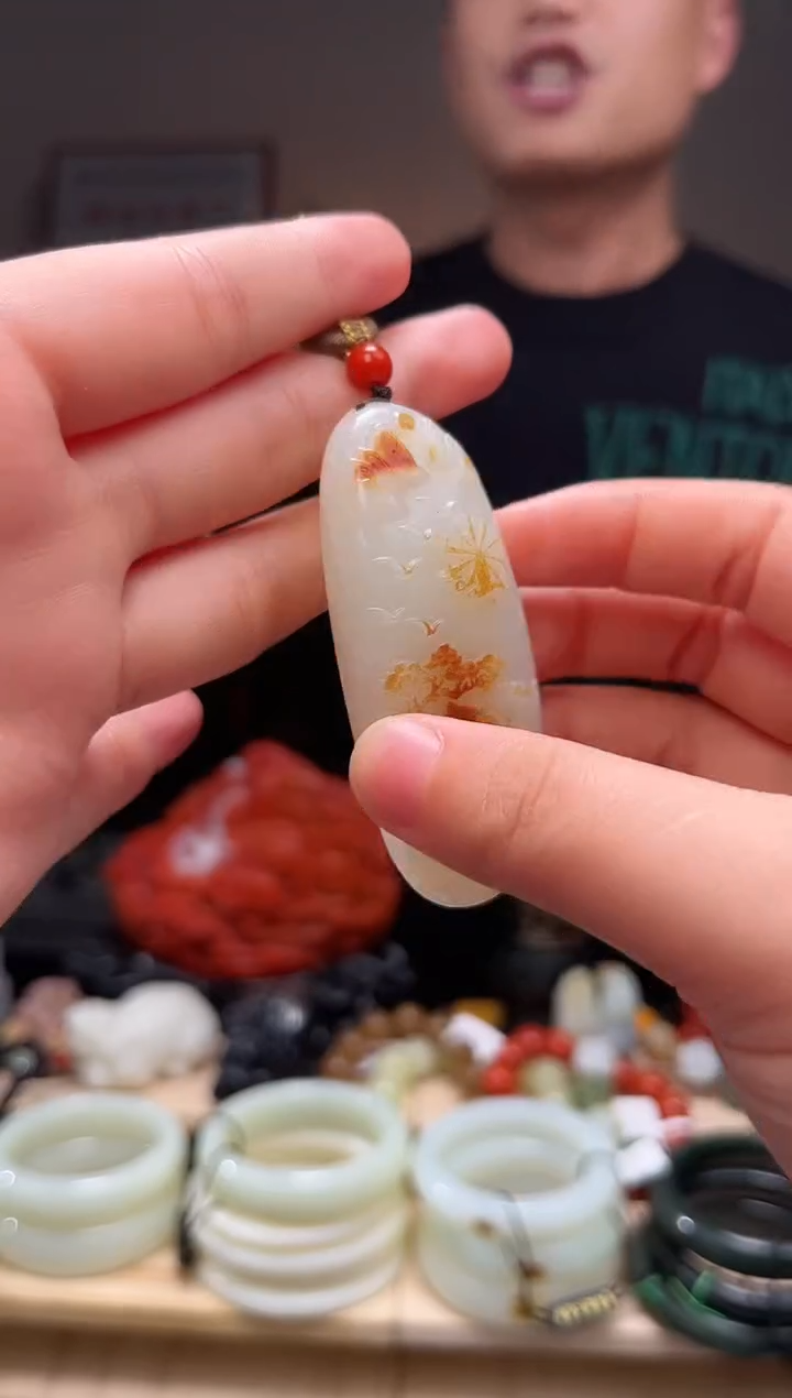 颈饰未镶嵌和田玉吊坠