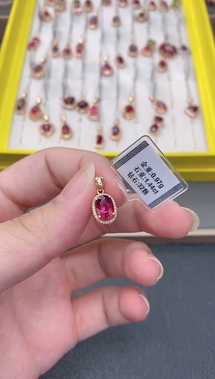 颈饰18K金镶嵌碧玺1.44   