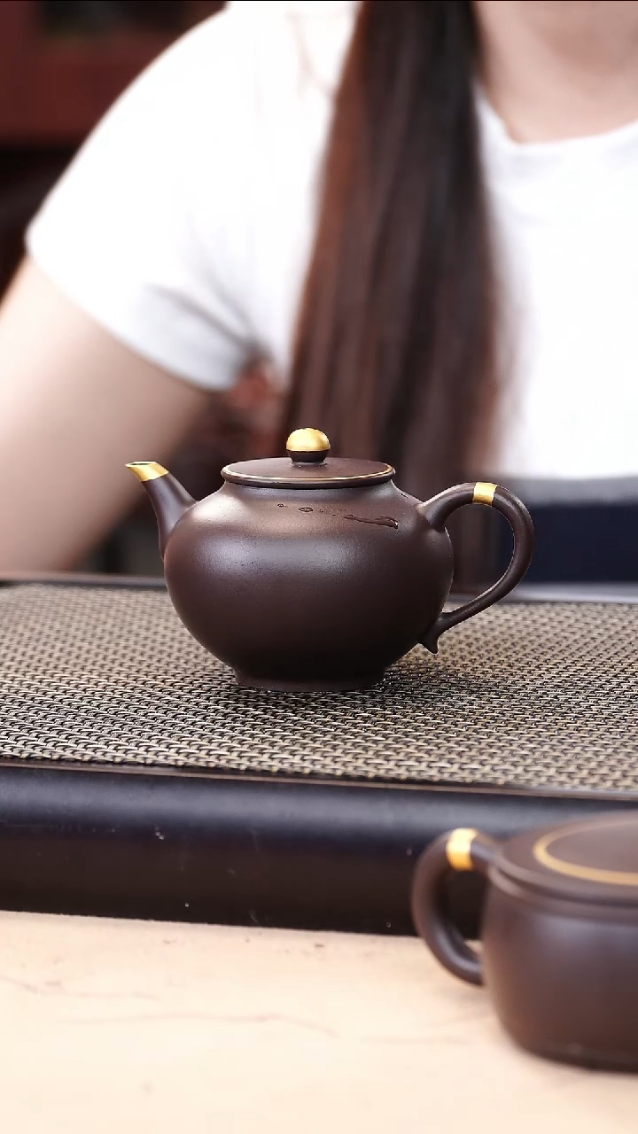 茶壶紫砂四号井茄皮紫泥描金宫灯150cc