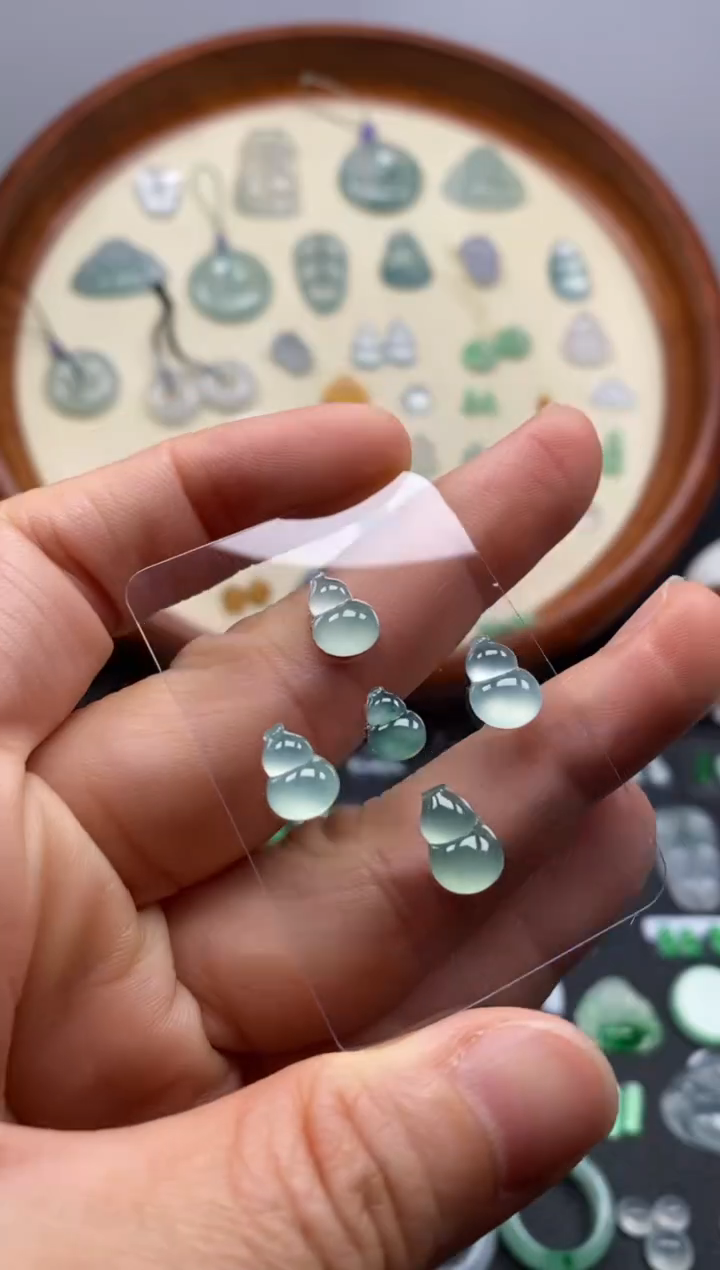 颈饰未镶嵌翡翠5颗晴緑葫芦/芬