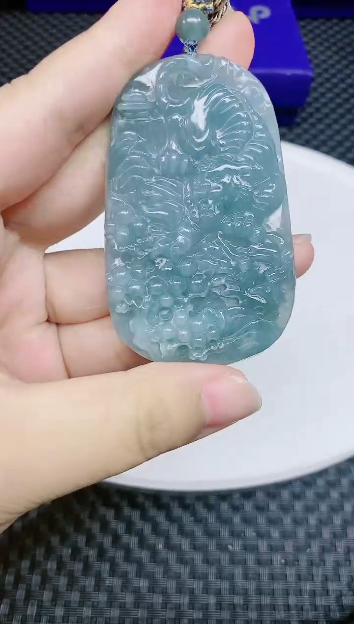 翡翠未镶嵌颈饰                