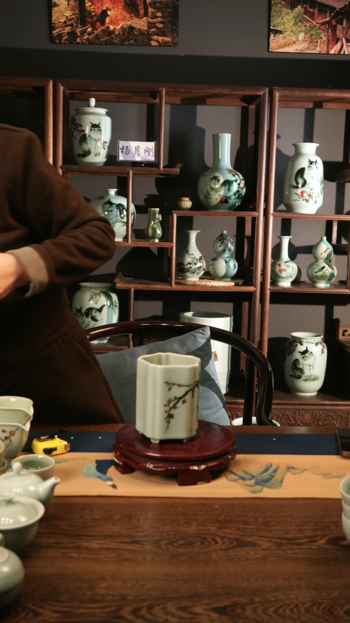 【闪购商品】釉中彩 梅花画 五葵花瓶