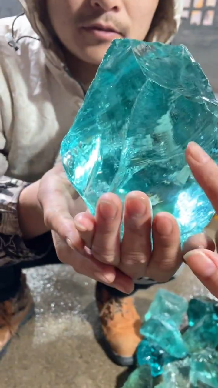 新疆五彩石原石摆件