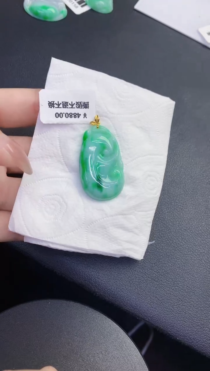 颈饰18K金镶嵌翡翠缅甸天然翡翠A货