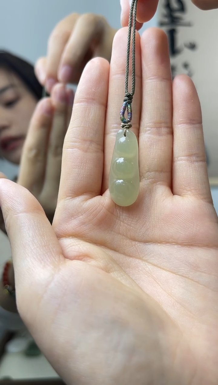 和田玉未镶嵌颈饰四季豆