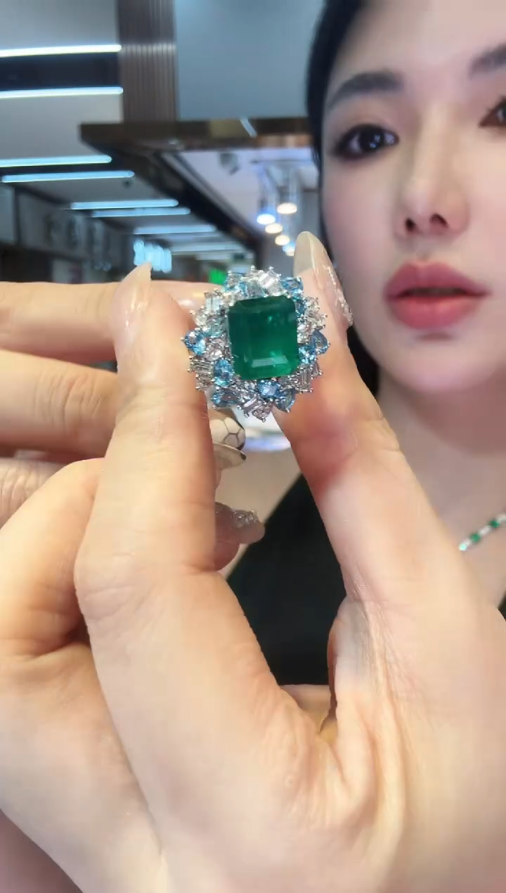 18K金镶嵌戒指祖母绿3.95ct