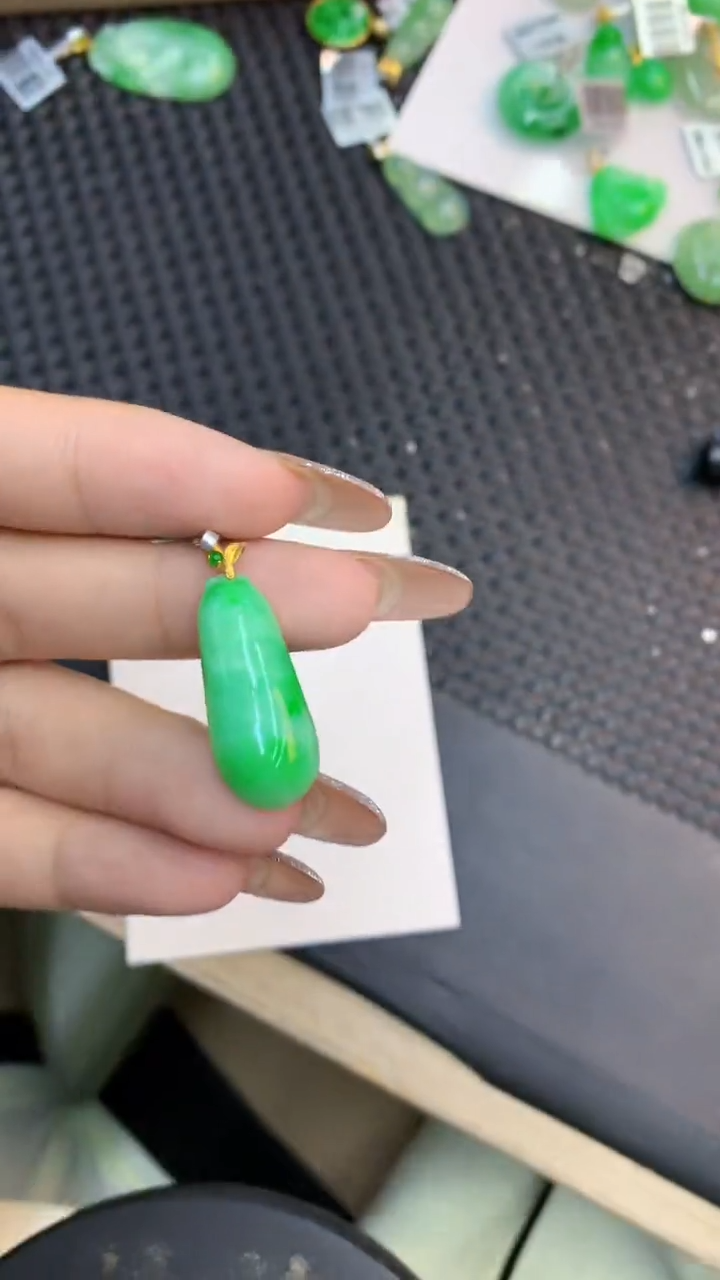 颈饰18K金镶嵌翡翠1