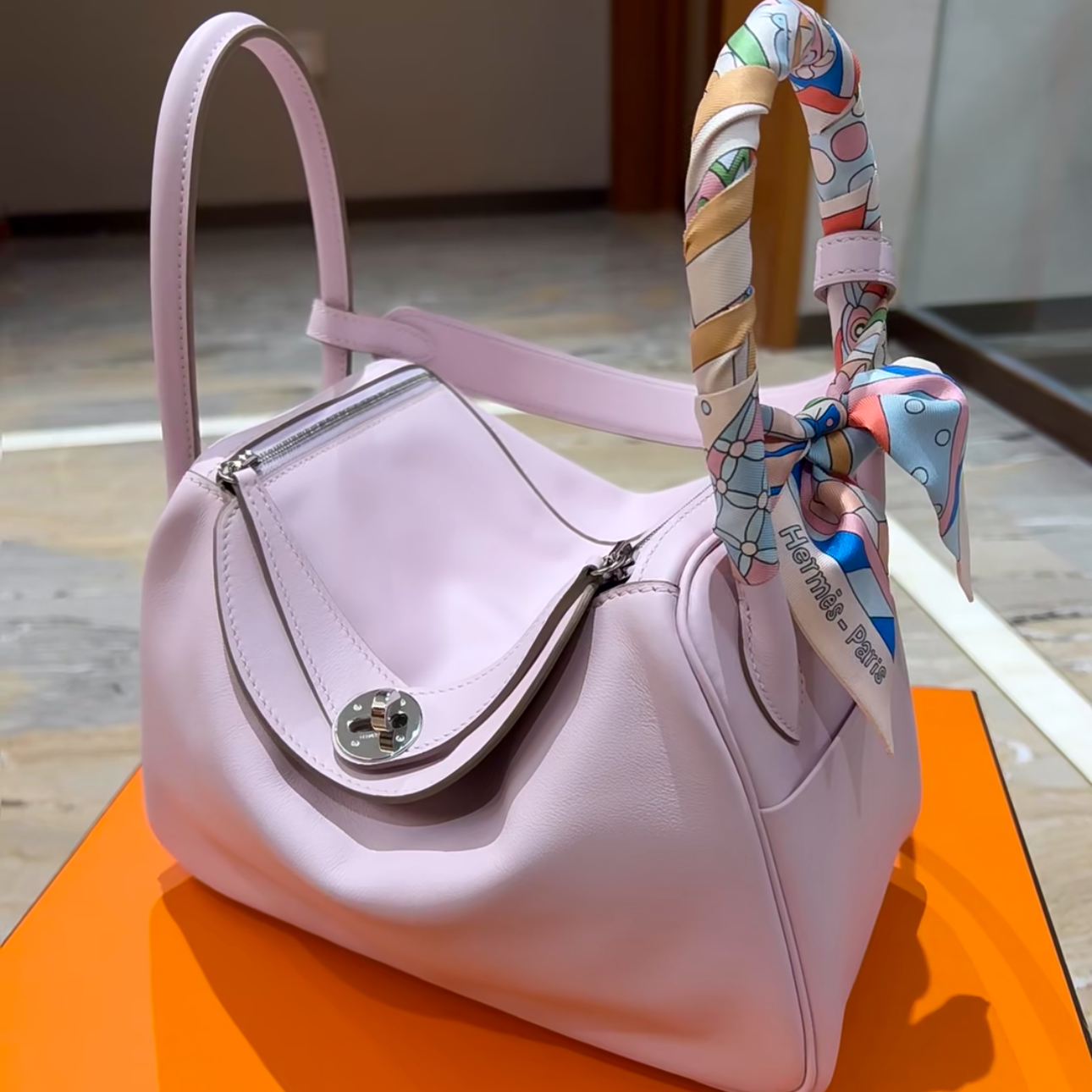 99新 Hermes/爱马仕 珊珊 Lindy 26金棕色拼梦幻紫Swift皮U刻包