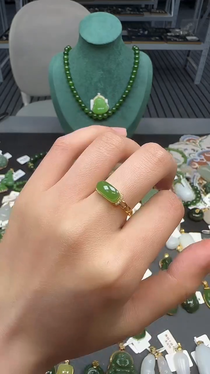 18K金镶嵌戒指和田玉1