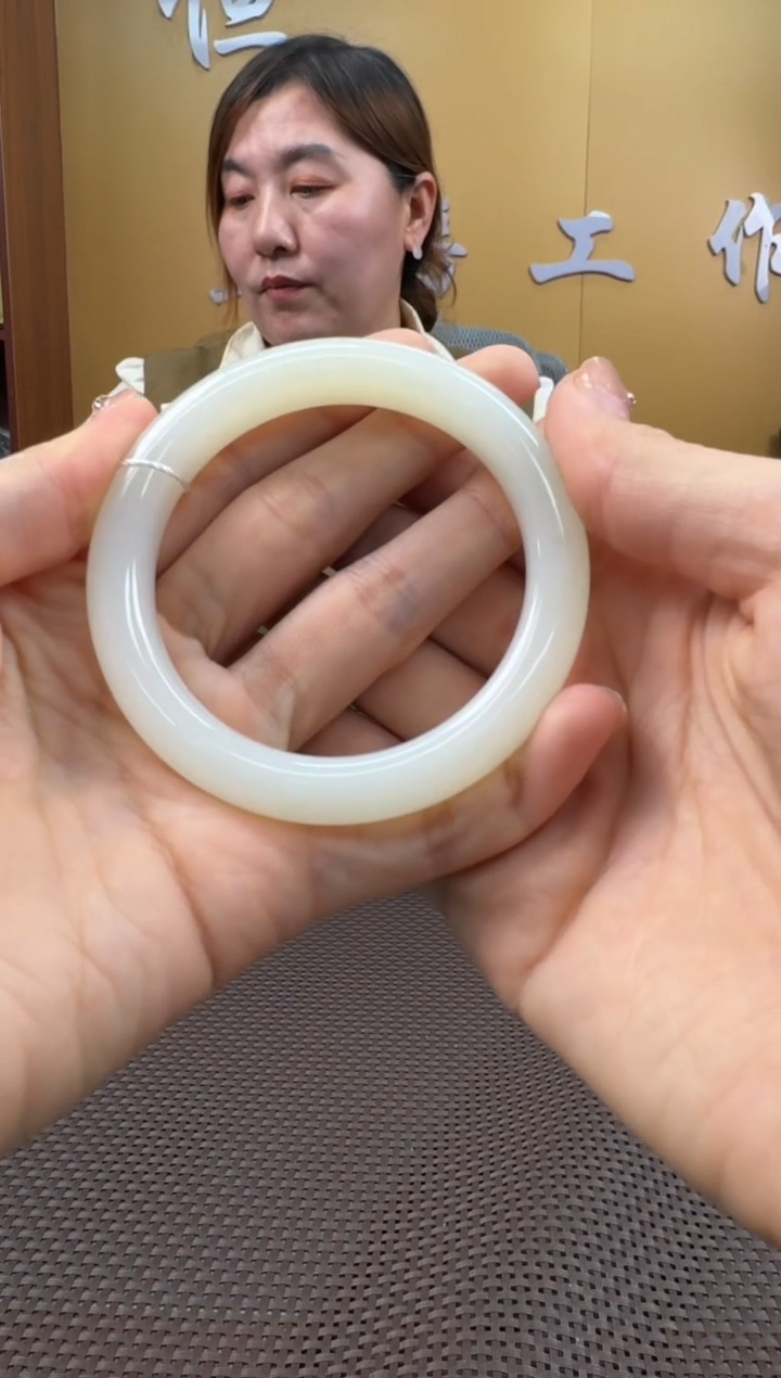 【闪购商品】和田玉手镯未镶嵌56