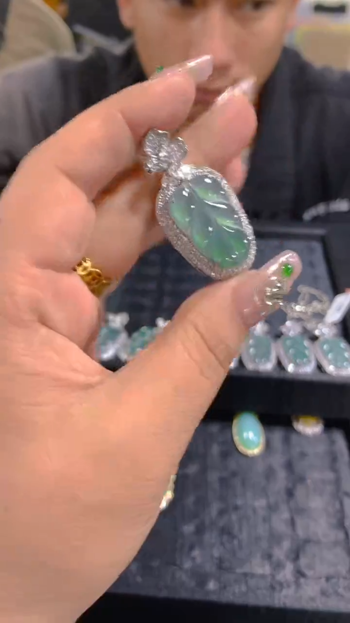 【闪购商品】翡翠吊坠(赠链)未镶嵌0531888340多样性发其一