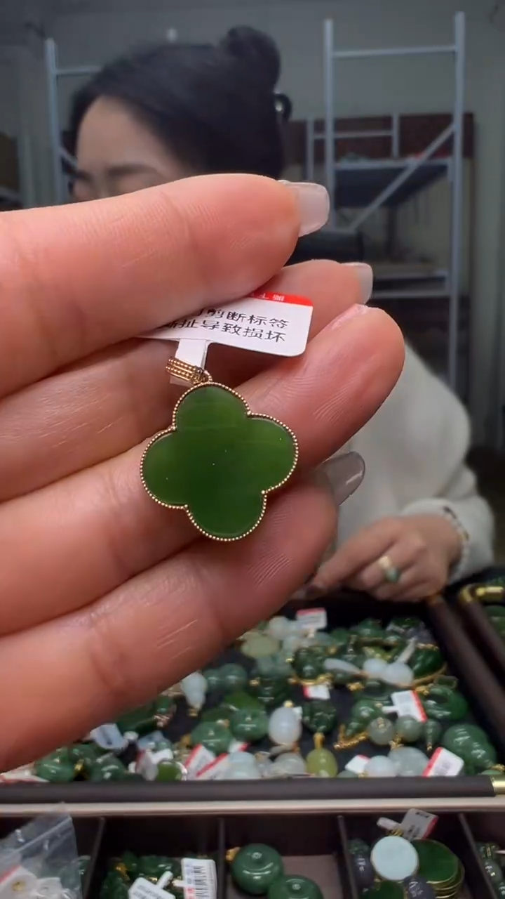 颈饰18K金镶嵌和田玉（多样性发货.发其一)1.02.116