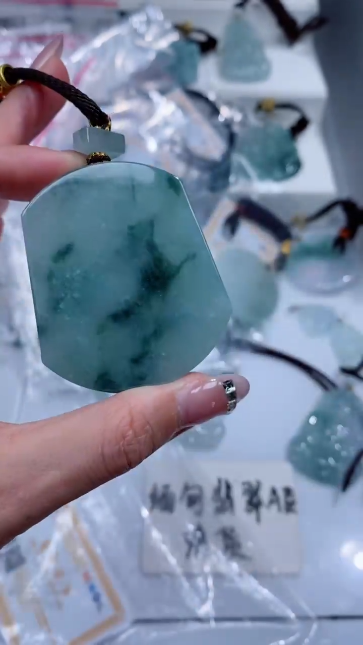 颈饰未镶嵌翡翠吊坠