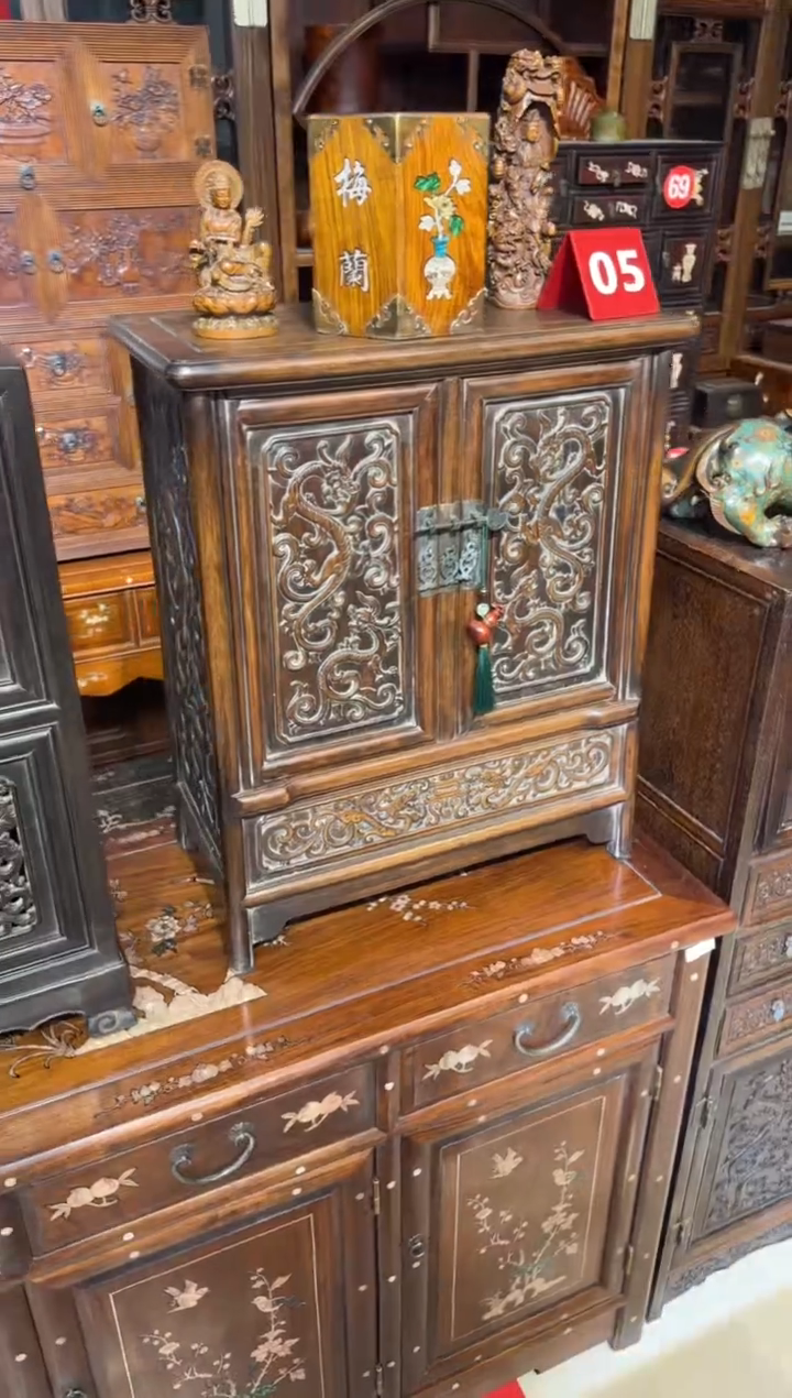 木木头款黄花梨浮雕螭龙小圆角柜1980