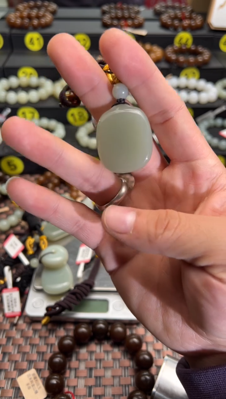 【闪购商品】和田玉吊坠(赠链)未镶嵌且末料青白玉随形吊坠