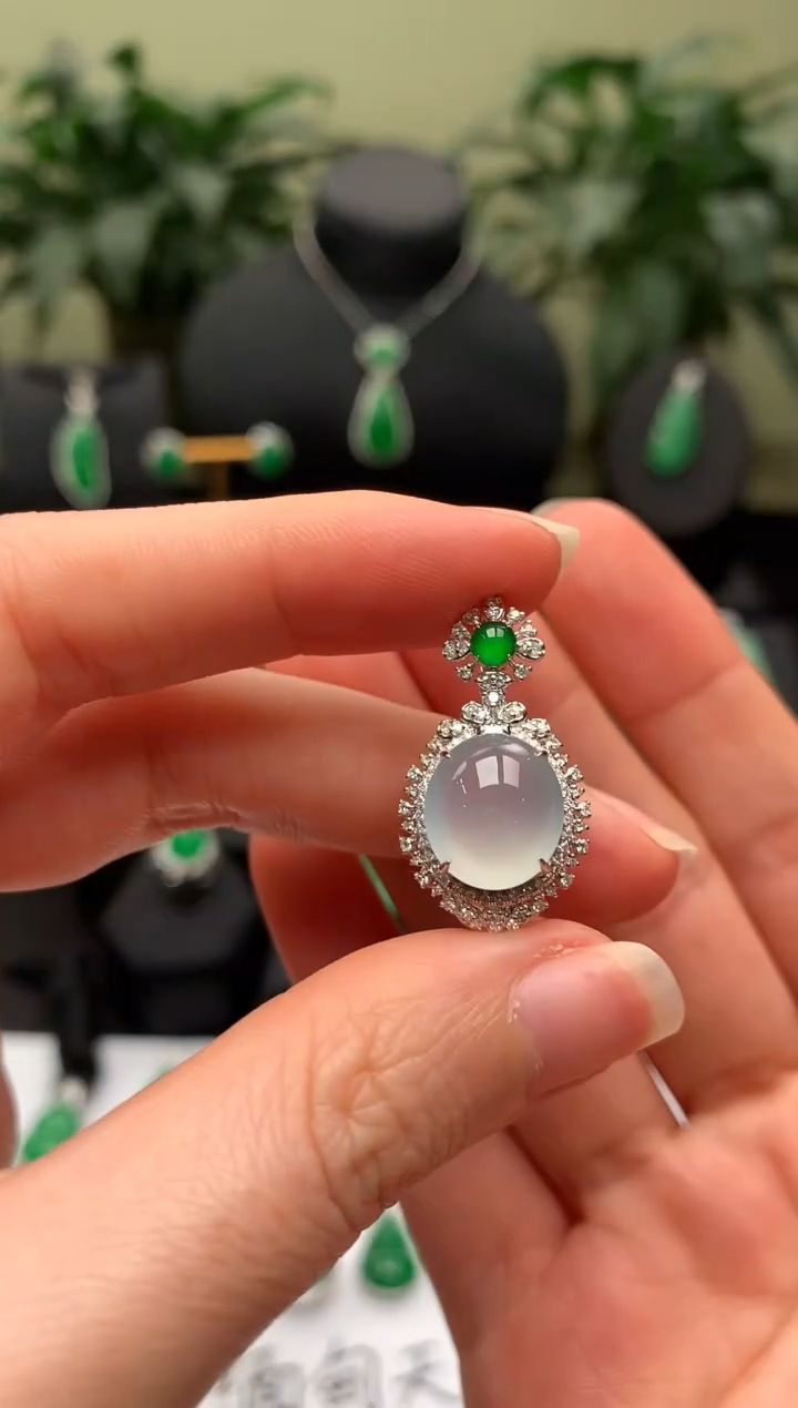 【闪购商品】翡翠颈饰18K金镶嵌冰蛋