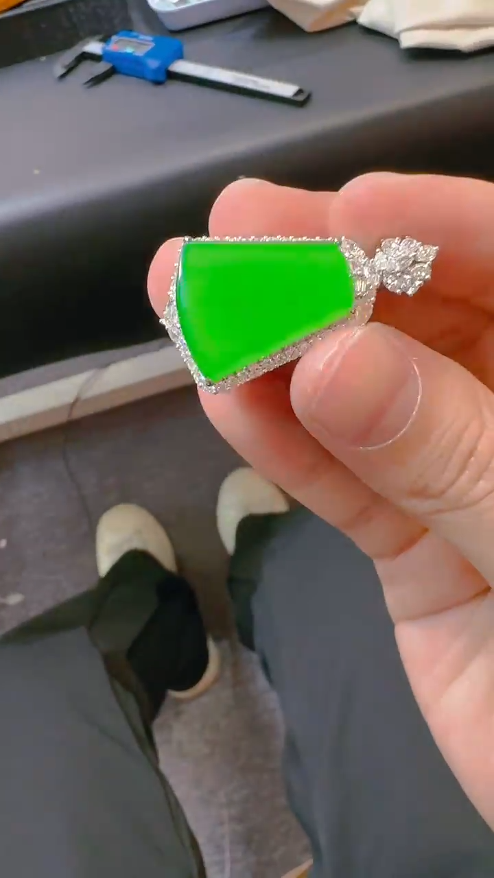 【闪购商品】翡翠吊坠(赠链)18K金镶嵌天然A货翡翠