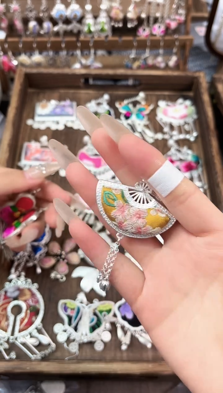 织绣民族风非遗老绣饰品722