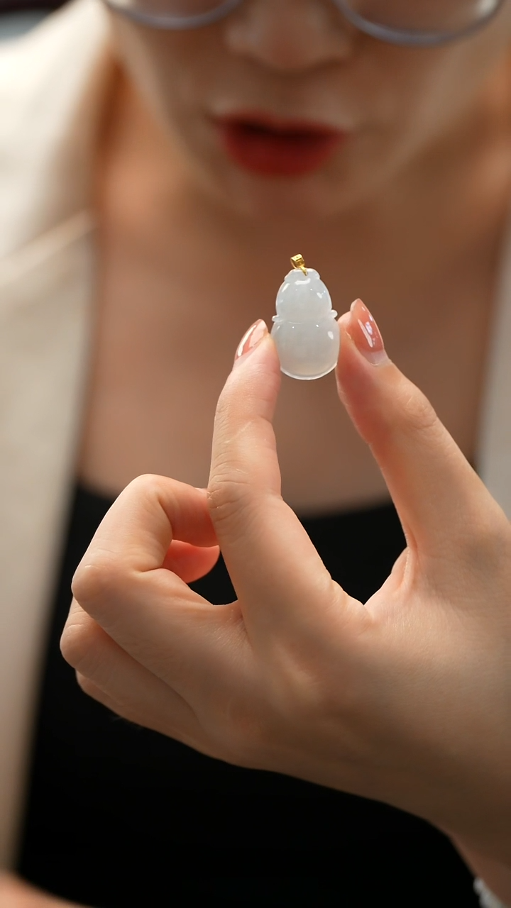 翡翠18K金镶嵌颈饰葫芦