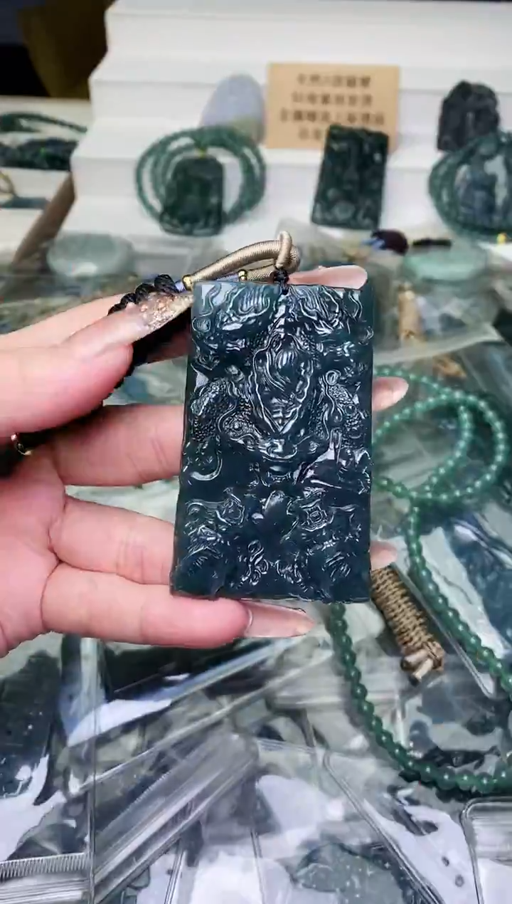 颈饰未镶嵌翡翠 