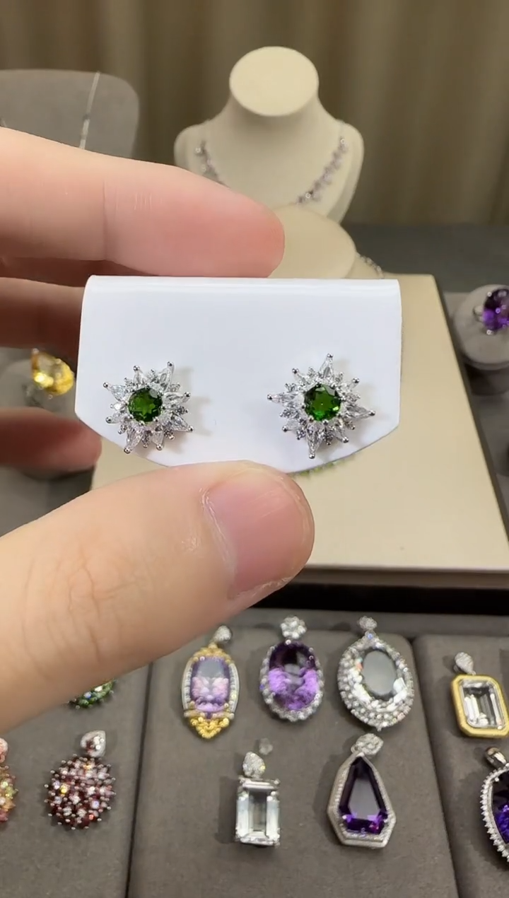 银S925镶嵌透辉石耳钉5mm耳钉简约款