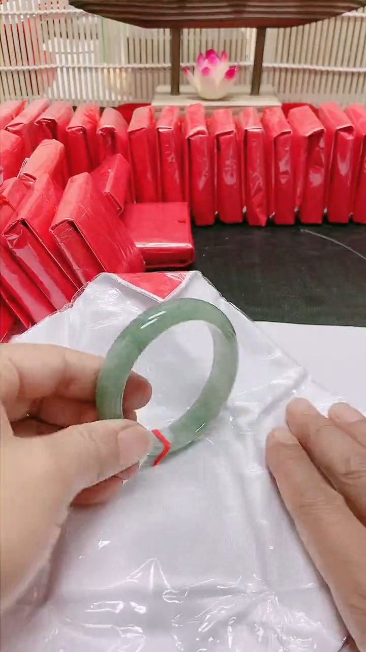 翡翠手镯未镶嵌192拍哪个图片就是发哪个